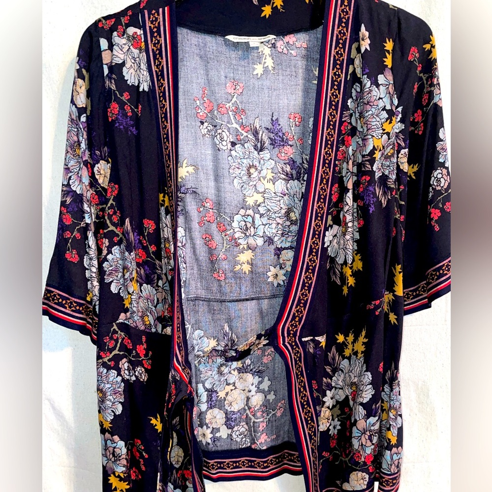 Black & Red Floral “Kimono style” wrap-around fabric tie sash blouse. - Picture 7 of 11